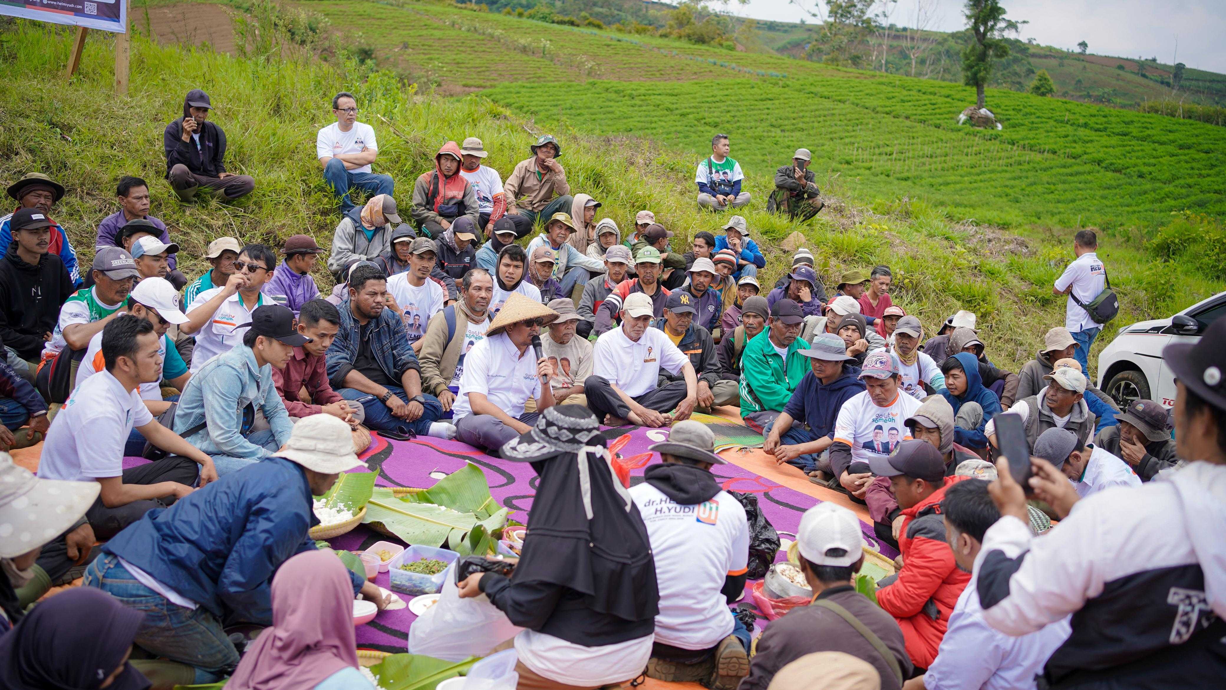 Berbincang Bersama Petani, dr.Helmi Budiman Usahakan Peningkatan Pendapatan dan Kesejahteraan Petani